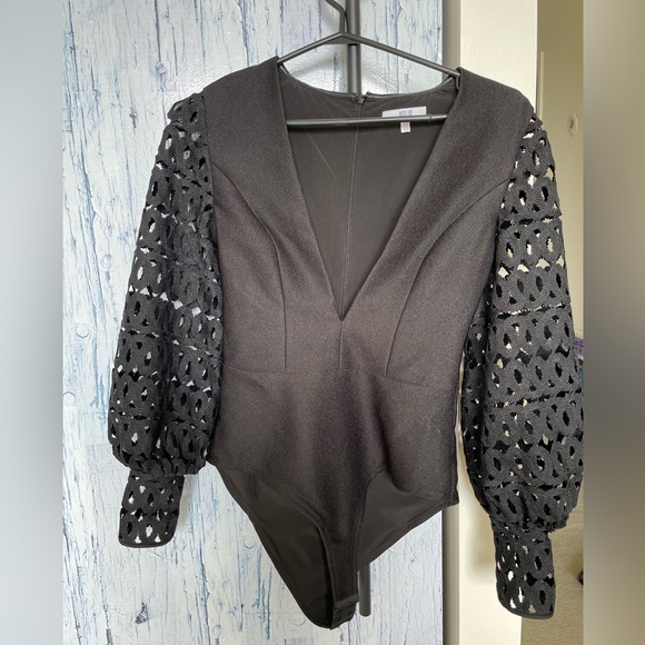 Asilio deep clivage black bodysuit with crochet sleeves - Picture 1 of 6